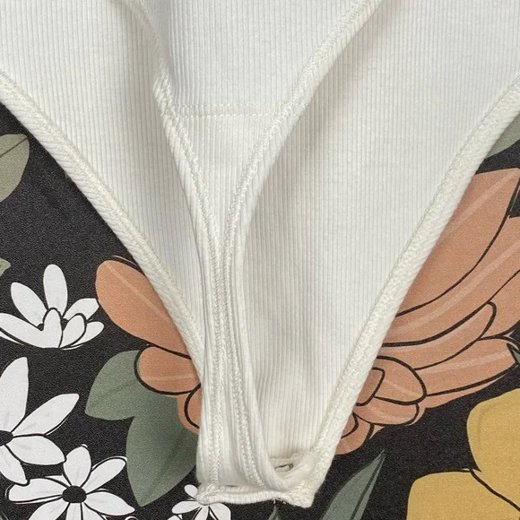 NWT Abercrombie & Fitch Seamless Rib Deep V-Neck Bodysuit Women Size Large - Picture 7 of 8